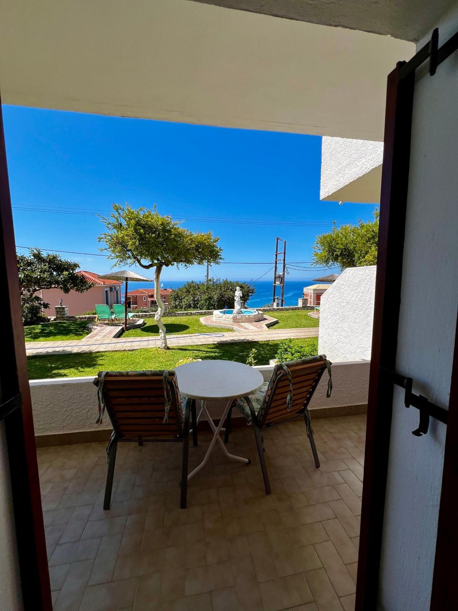 Ocean Front Studios 77 Lourdata  Rum bild