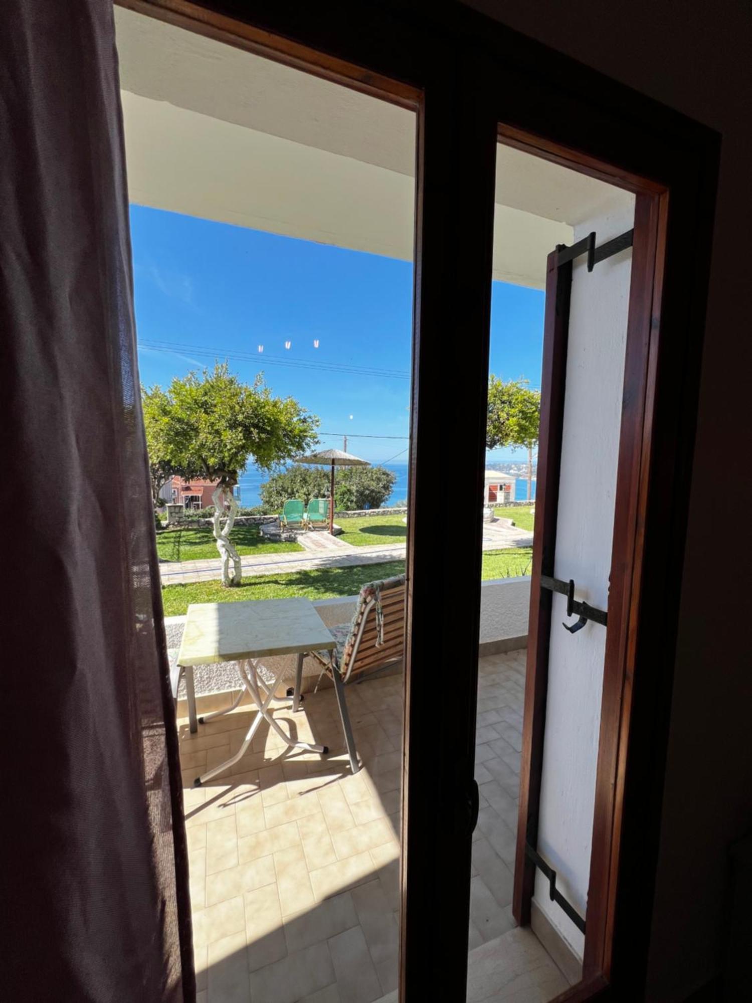 Ocean Front Studios 77 Lourdata  Rum bild